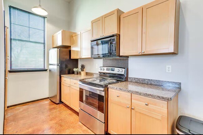 Building Photo - Large furnished Townhome in Norman!