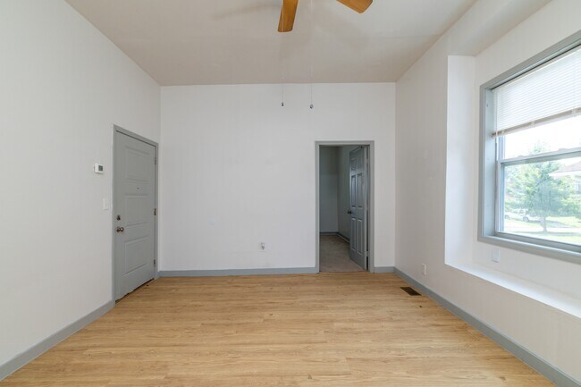Building Photo - 3043 E 5th Ave