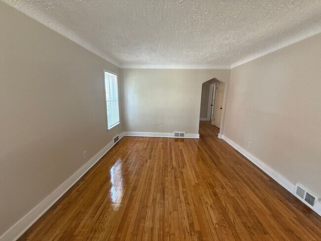 Building Photo - Renovated 3-Bedroom Home – We Welcome Sect...