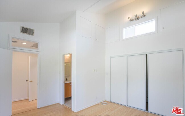 Building Photo - 12694 Montana Ave