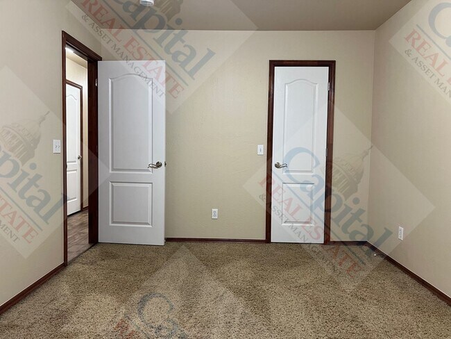Building Photo - Spacious Duplex in Harrah