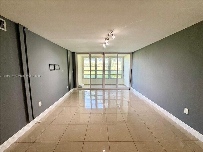 Building Photo - 9495 Evergreen Pl