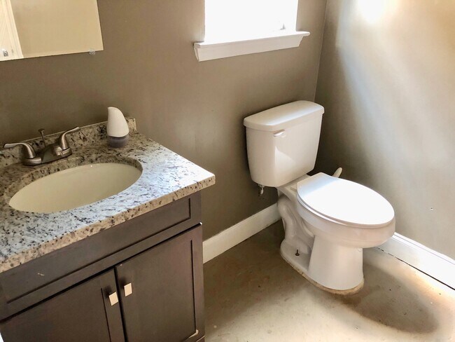 Building Photo - 4 Bedroom 2.5 Bath House in North Central - Downtown Charleston