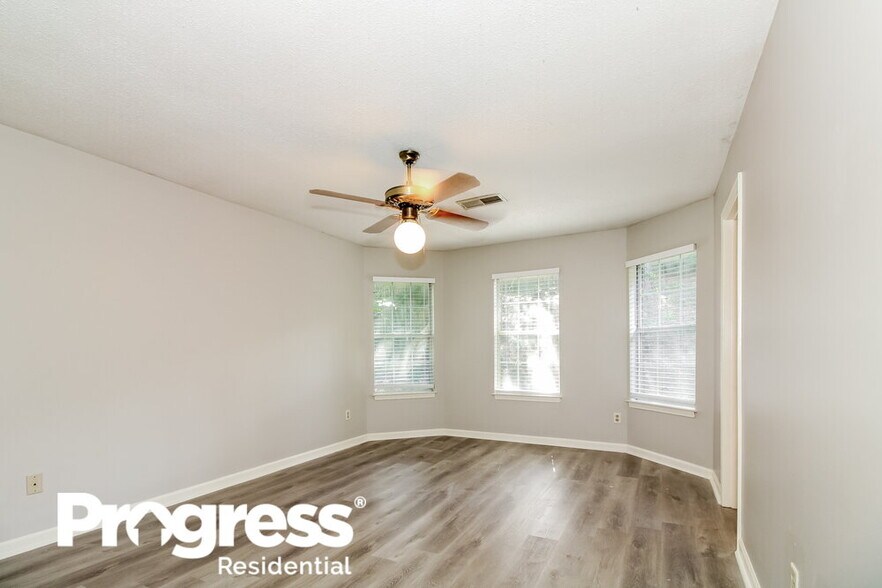 Building Photo - 5715 Riverhead Ave