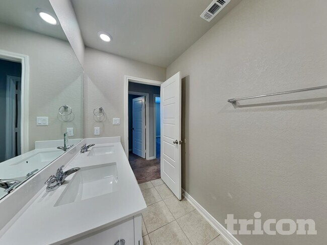 Building Photo - 13630 Paxton Blvd