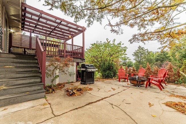 Building Photo - Large deck for entertaining guest or relaxing