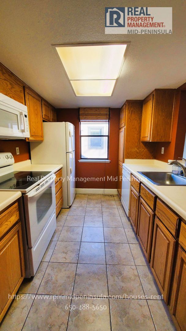 Building Photo - Just Renovated! Spacious 2 Bed, 2 Bath Top...