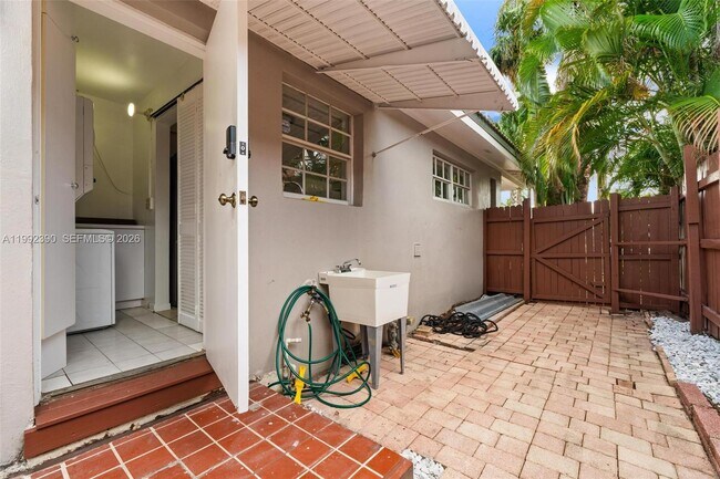 Building Photo - 1443 Hollywood Blvd