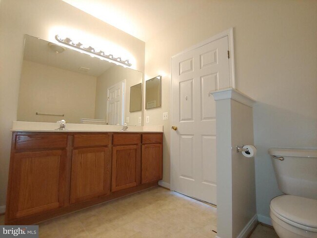 Building Photo - 2610 Chapel Lake Dr