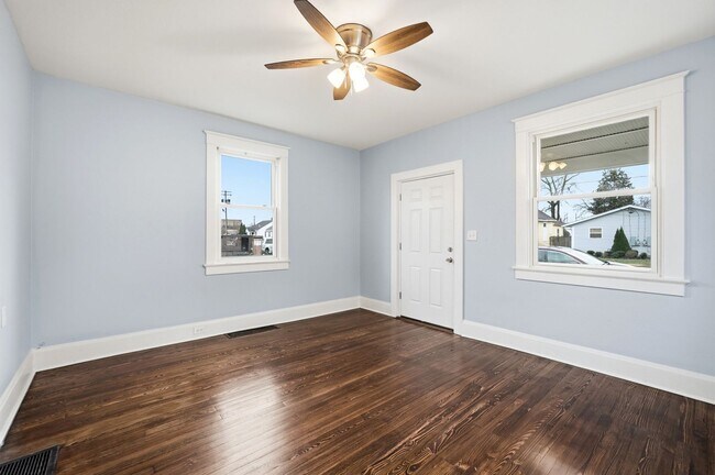 Building Photo - Three Bedroom Home in Hamilton!