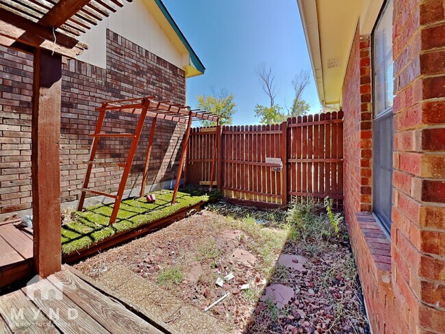 Building Photo - 633 Albrook Dr