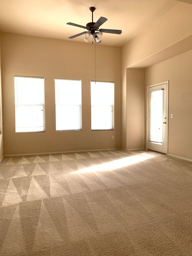 Building Photo - Gated Condo - One bedroom Upstairs  - Comm...