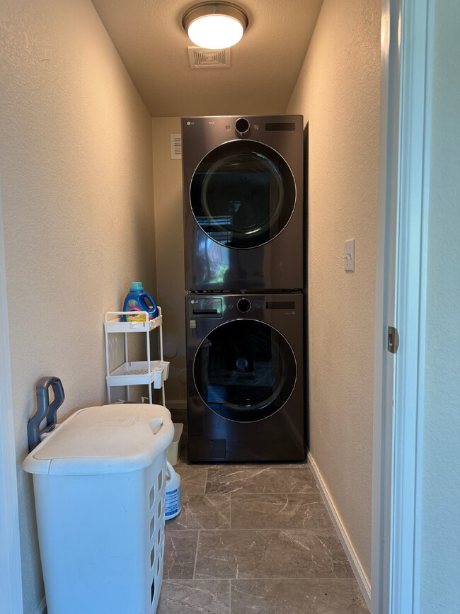 Building Photo - "Spacious 6-Bedroom Haven with 5 Full Bath...