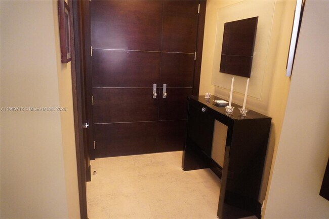 Building Photo - 808 Brickell Key Dr