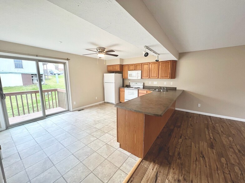 Kitchen and balcony - 12 Sunridge Dr