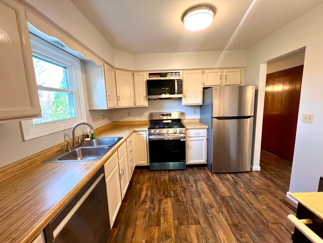 Building Photo - Apple Hill Community - 3 Bedroom 2 Bathroom - Beautiful Home for Rent!