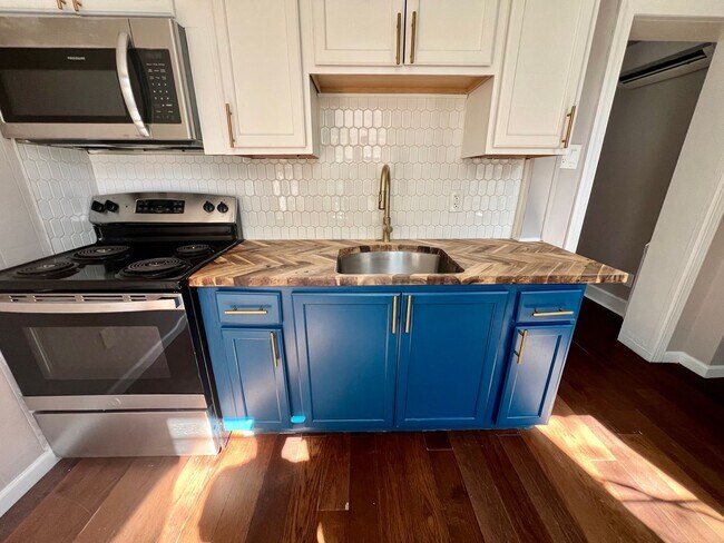 Building Photo - Recently Renovated 3-Bedroom Townhome in Allegheny West! Available NOW!