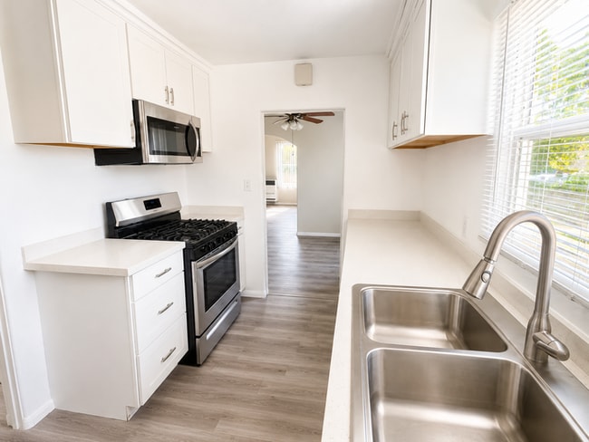 Building Photo - Completely remodeled 3bd 2ba. home in Pacific Beach ! Must see!