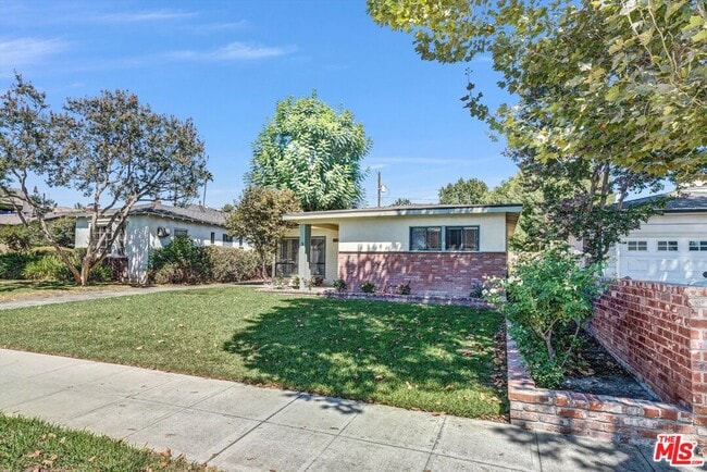 Building Photo - 520 N Beachwood Dr
