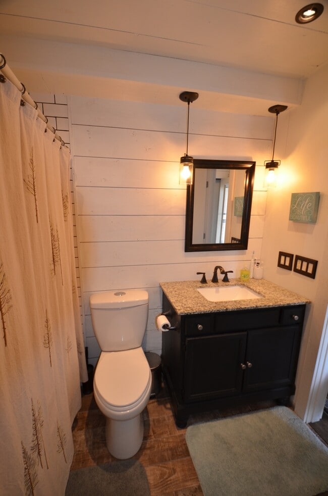 Building Photo - Updated Unit! Great Views! Year lease!