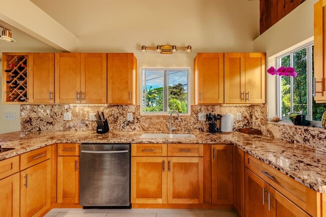 Building Photo - Your Perfect 2-Bed/2-Bath Duplex in Kailua Kona!