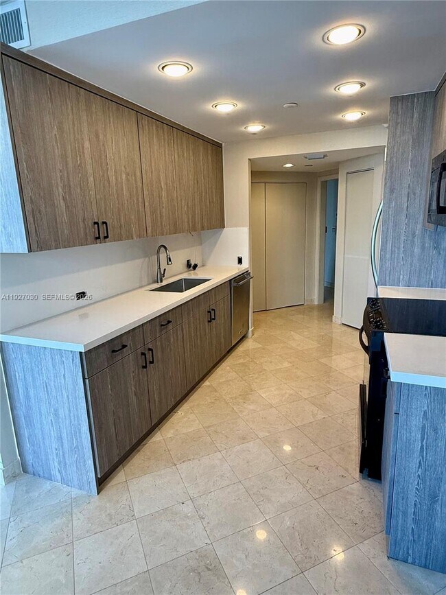 Building Photo - 2800 Island Blvd