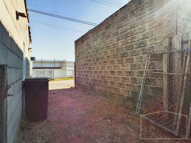 Building Photo - Available Now 3 bed 1 bath Located in Cent...