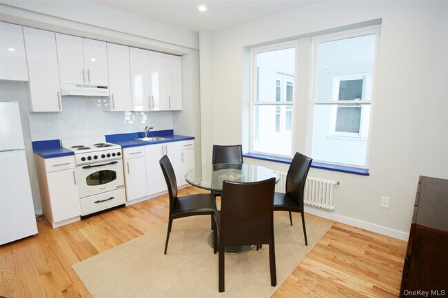 Building Photo - 215 E Broadway