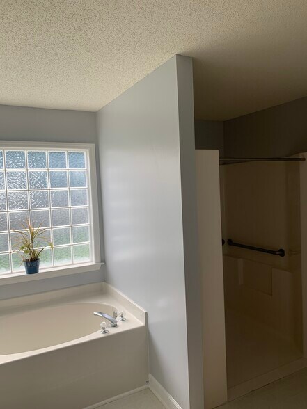 Building Photo - 1950 Hawkcrest Ct