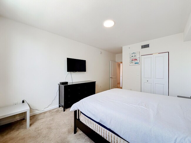 Building Photo - 610 W Las Olas Blvd