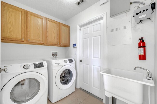 Building Photo - Stunning 4/3 with Fence Enclosed Yard in t...