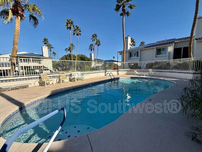 Building Photo - 1800 Club House Dr