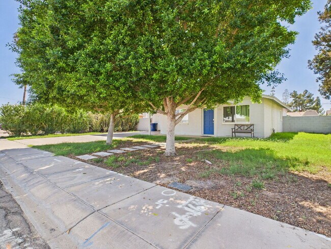 Building Photo - Tempe Gem - Fully furnished with a pool