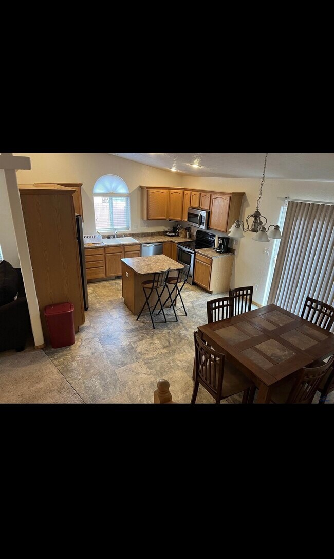 Building Photo - 2914 Hoefer Ave