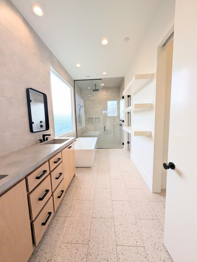 Building Photo - 18 Wilshire Blvd