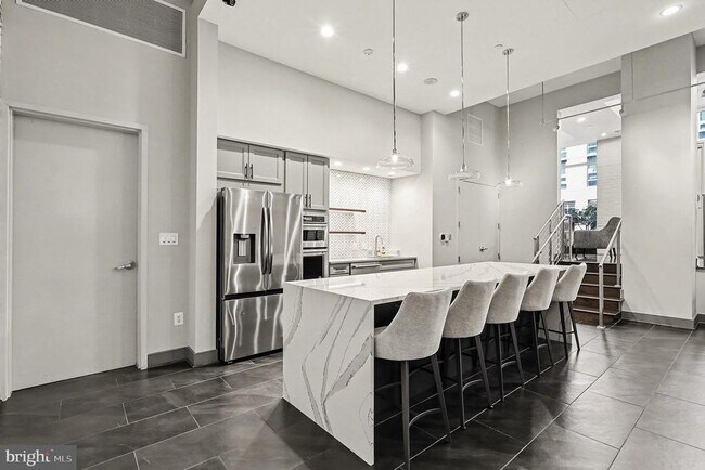 Building Photo - 1025 1st St SE