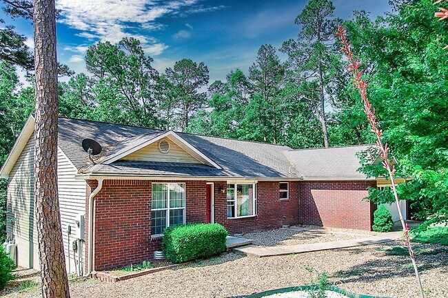 Building Photo - 3 Bedrooms and 2 full baths make the perfect layout for everyone! Call 501-922-9997 to set up a s...