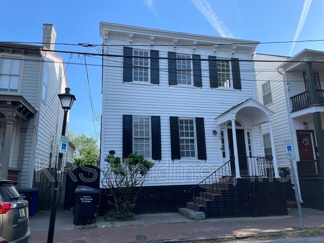 Building Photo - 423 London St