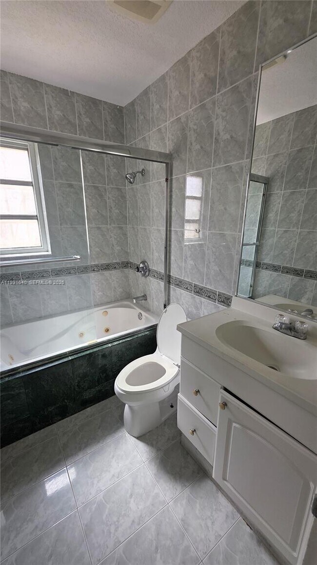 Building Photo - 2114 Biarritz Dr