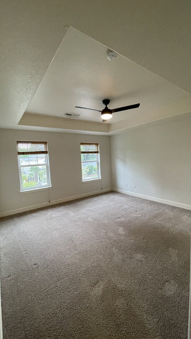 Building Photo - 3 Bedroom / 2.5 Bathroom Home with Attached Garage & Fenced Backyard