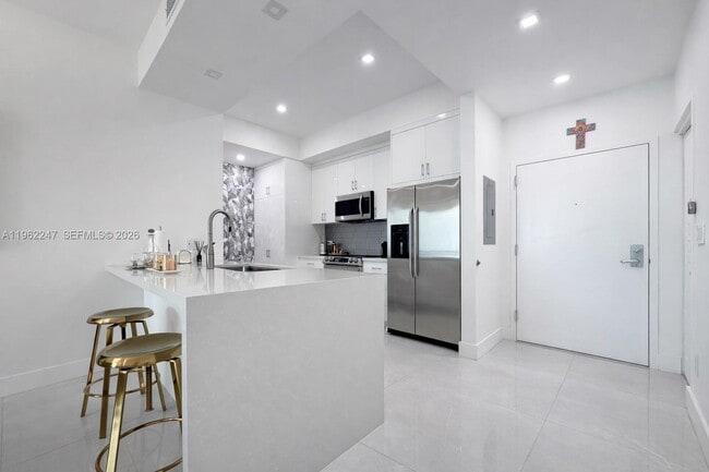 Building Photo - 2525 SW 3rd Ave