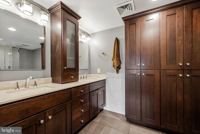 Building Photo - 1016 Trinity Gate St