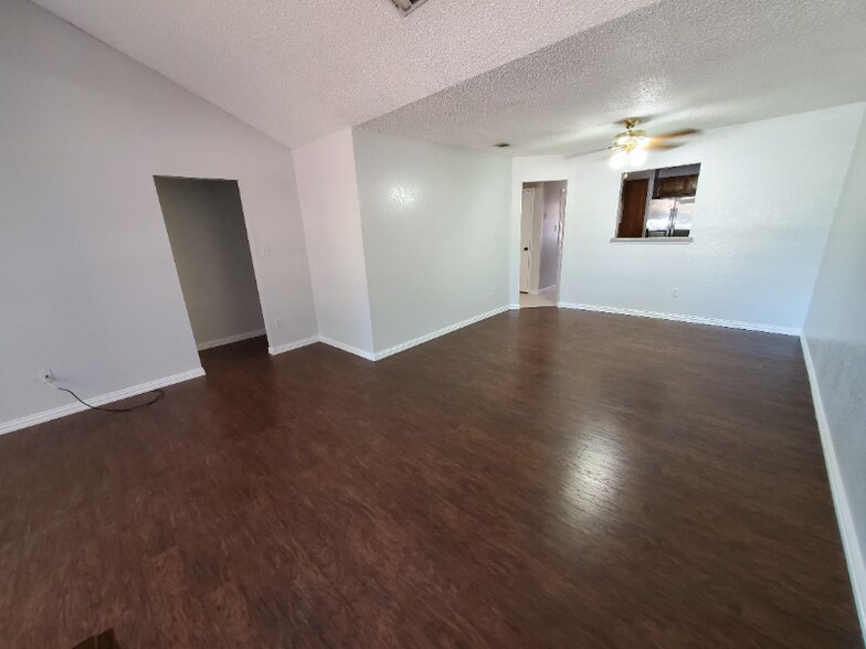 Building Photo - 310 Bluegrass Ln