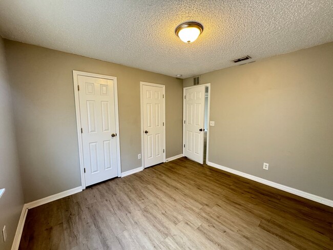 Building Photo - Beautiful 3/2 Duplex in St. Cloud