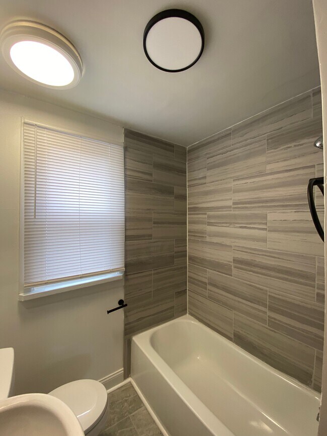 Bathroom tub/shower - 1902 N 19th St
