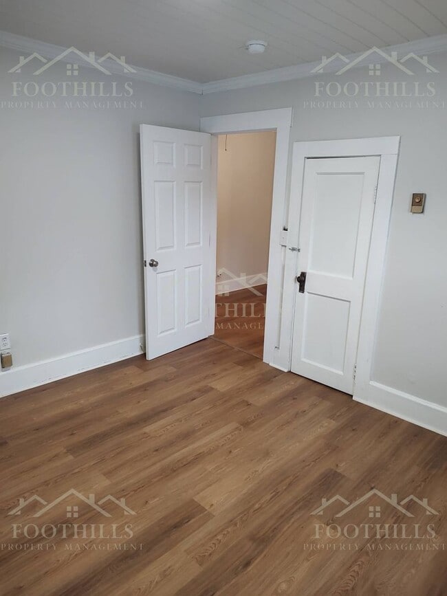 Building Photo - 211 Dickens Ave