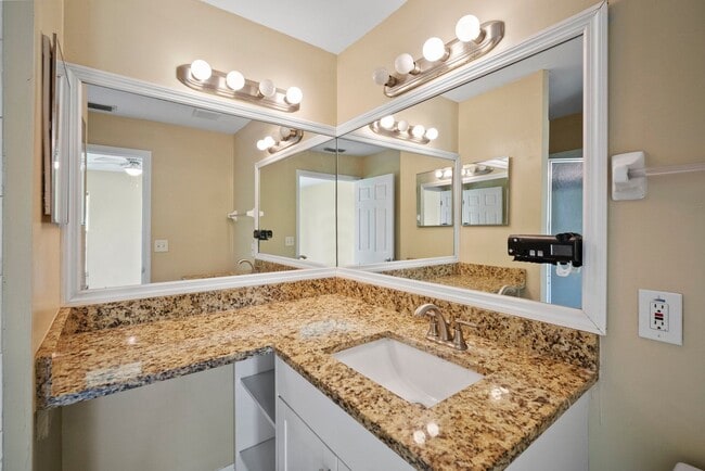 Building Photo - Beautiful 3 bedrooms+ DEN 2 bathrooms sing...
