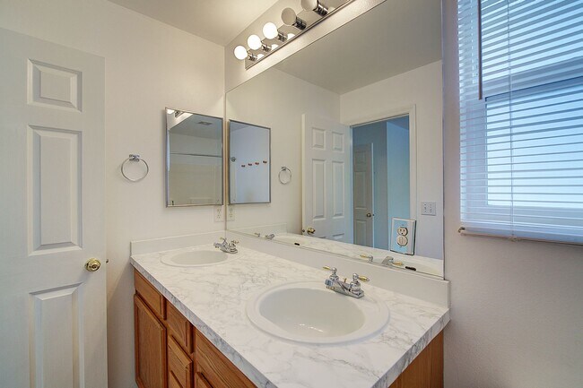 Building Photo - 3Bd/2.5Ba Everett Home