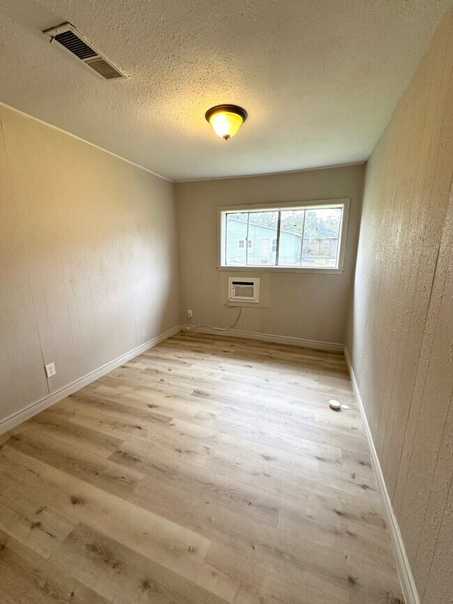 Building Photo - 113 Fred St