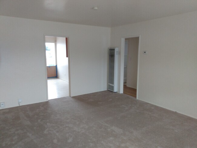 Building Photo - 4851 Iroquois Ave